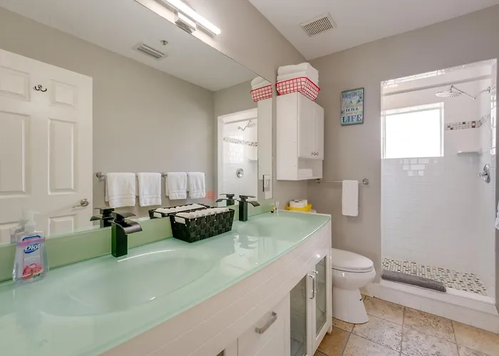 Coastal 'sea Side' Townhome - Walk To Beach! Holiday home