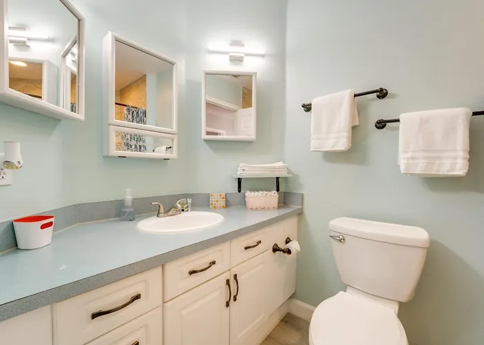 Holiday home Coastal 'sea Side' Townhome - Walk To Beach!
