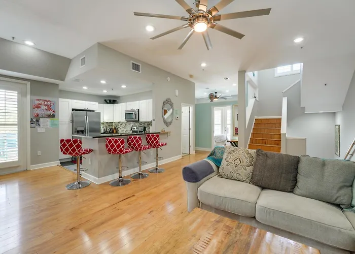 Coastal 'sea Side' Townhome - Walk To Beach! Holiday home *