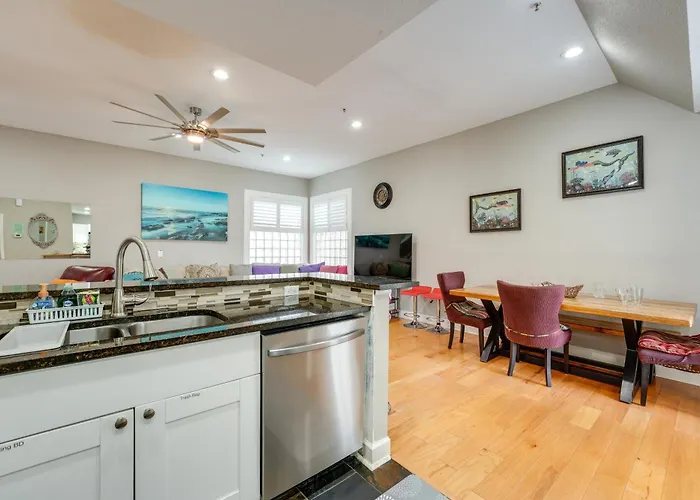 Coastal 'sea Side' Townhome - Walk To Beach!