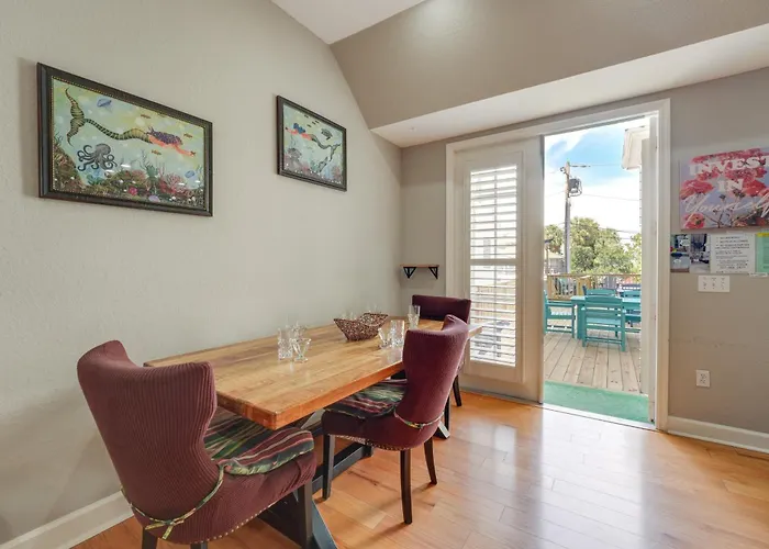 Coastal 'sea Side' Townhome - Walk To Beach! Holiday home *