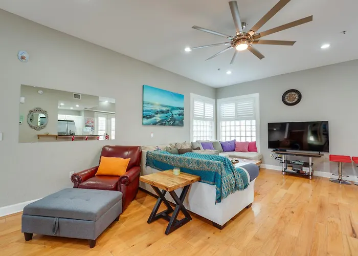 Coastal 'sea Side' Townhome - Walk To Beach! Holiday home *