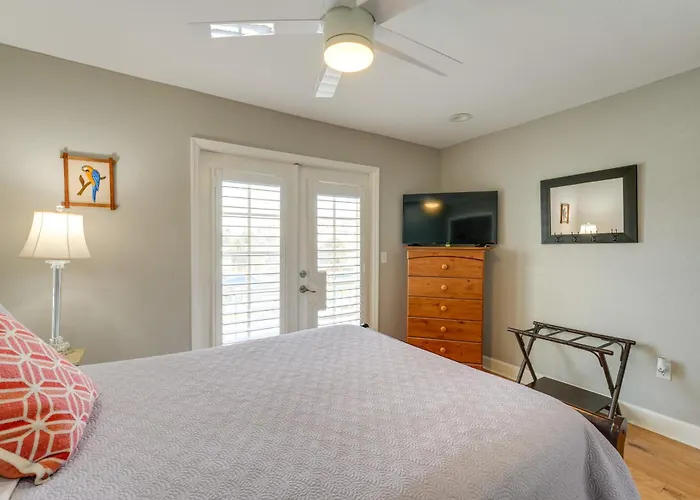 Holiday home Coastal 'sea Side' Townhome - Walk To Beach!
