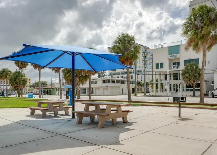 Coastal 'sea Side' Townhome - Walk To Beach! Holiday home *