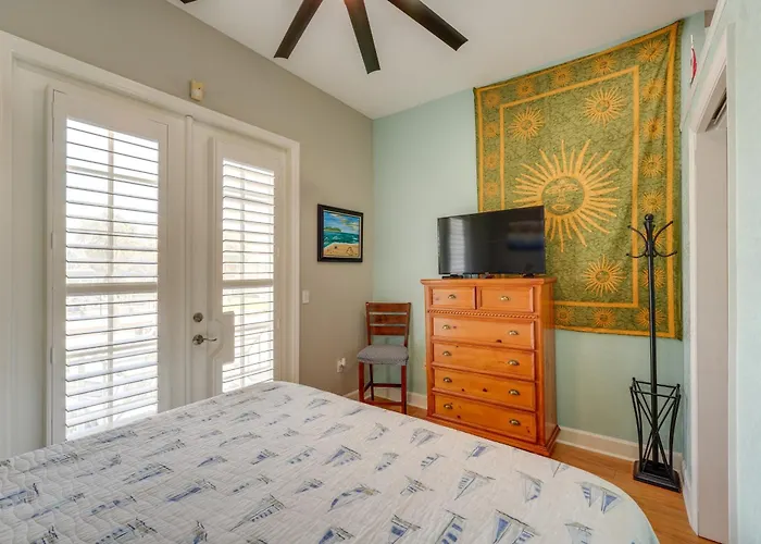 Coastal 'sea Side' Townhome - Walk To Beach! Holiday home