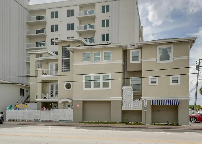 Holiday home Coastal 'sea Side' Townhome - Walk To Beach!