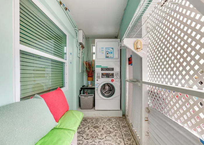 Coastal 'sea Side' Townhome - Walk To Beach! Holiday home *